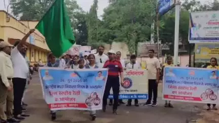 खरगौन: अंतर्राष्ट्रीय नशा निवारण दिवस पर स्कूली विद्यार्थियों ने एसडीएम कार्यालय से निकाली रैली, अधिकारियों को दिलाई गई शपथ