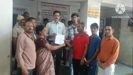 सीकर: राशन डीलर के साथ मारपीट के मामले में ज़िला कलेक्टर के नाम एसडीएम को सौंपा गया ज्ञापन