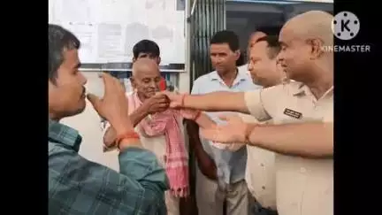 बेलहर: बीडीओ, सीओ और थानाध्यक्ष ने जूस पिलाकर प्रखंड कार्यालय में किसान का अनशन कराया समाप्त