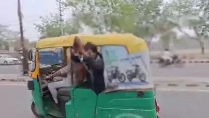 रोहतक: रोहतक पावर हाउस पर हथकड़ी और ताले लगे युवक का ऑटो में बैठकर जाने का वीडियो हुआ वायरल