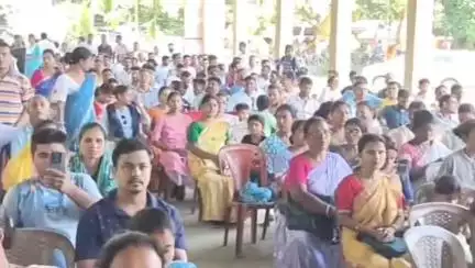 তেজপুৰ: মুখ্যমন্ত্ৰীৰ আত্মনিৰ্ভৰ অসম সন্দৰ্ভত উলুবাৰী ৰঙ্গমঞ্চত ভাৰতীয় জনতা পাৰ্টিৰ প্ৰচেষ্টাত এখন মত-বিনিময় সভা অনুষ্ঠিত হয়