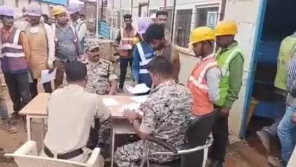 दंतेवाड़ा: बचेली में पुलिस का सत्यापन अभियान तेज, प्रवासियों और किरायेदारों की हो रही जांच