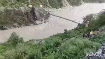 सिरोही: घोलतीर के पास एक टेम्पो ट्रैवलर अनियंत्रित होकर अलकनंदा नदी में गिरी, घायलों में सिरोही की दीपिका भी शामिल