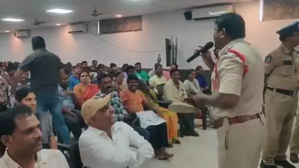 విశాఖపట్నం: పోలీస్ కాన్ఫరెన్స్ హాల్లో నగర వాసులకు వినూత్న రీతిలో నేరాలపై అవగాహన