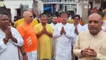 देवघर: बिहार के श्रम मंत्री संतोष कुमार सिंह ने बाबा बैद्यनाथ धाम में की पूजा, कहा- बिहार में फिर बनेगी एनडीए की सरकार