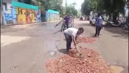 सोहागपुर: कलेक्टर के निर्देश पर नगर की खराब सड़कों और गड्ढों की हुई मरम्मत