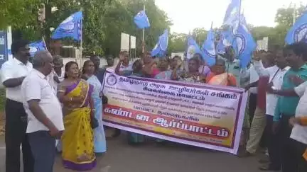சிவகங்கை: பெண் ஊழியர் மீது தாக்குதல் ஆட்சியரகப் பகுதியில் ஆர்ப்பாட்டம்