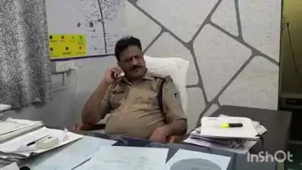 अर्रू तिराहे पर पुलिस ने एक कार से दो युवकों को पकड़ा, कट्टा, पिस्टल और कारतूस ज़ब्त