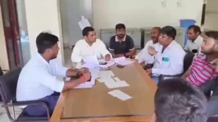 धोरैया: धोरैया प्रखंड कार्यालय में बीडीओ ने पंचायत सचिव व विकास मित्रों के साथ की बैठक, बिचौलियों से सतर्क रहने को कहा