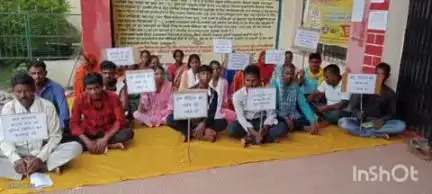 बरियातु: पीड़ित किसान ने कार्रवाई की मांग को लेकर बारियातू प्रखंड कार्यालय में दिया धरना