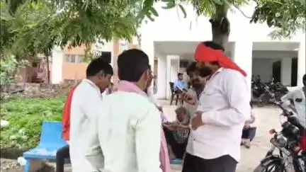 खंडवा नगर: ट्रेन हादसे में मारे गए युवक का शव लेने खंडवा पहुंचे परिजन