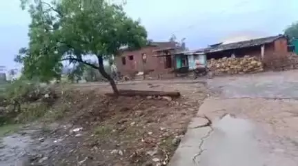 बारां: माथना गांव के चौपना पुलिया पर हुआ जानलेवा गहरा गड्ढा, दुर्घटना की आशंका बनी हुई है