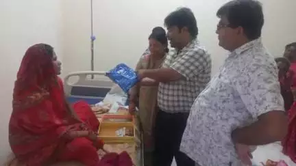 रानीगंज: एपीएचसी गितवास में प्रसूताओं के बीच जच्चा-बच्चा कीट का वितरण किया गया, अधिकारियों ने किया वितरण
