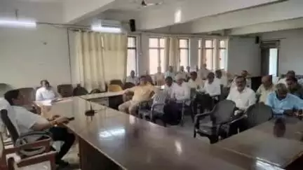 मुहम्मदाबाद गोहना: मुहम्मदाबाद गोहना तहसील परिसर में तहसीलदार ने अमीनो के साथ बैठक की, दिए कई निर्देश