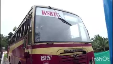 പട്ടാമ്പി: പുതിയറോഡിൽ കാറിലിടിക്കാതിരിക്കാൻ നിർത്തിയ കെ.എസ്.ആർ.ടി.സിക്ക് പുറകിൽ സ്വകാര്യ ബസ്സിടിച്ചുകയറി അപകടം