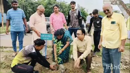 शासकीय NMV कॉलेज में 'एक पेड़ मां के नाम' अभियान के तहत राज्यसभा सांसद ने किया पौधारोपण