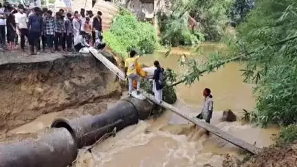 खड़गपुर: महकोला बासा के पास गुहिया नदी में डायवर्सन बहा, यातायात बाधित, लोगों को परेशानी