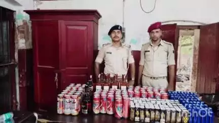 आरा: आरा रेलवे स्टेशन पर ब्रह्मपुत्र एक्सप्रेस ट्रेन से रेल पुलिस ने भारी मात्रा में अज्ञात विदेशी शराब बरामद की