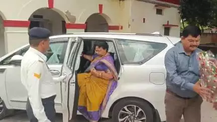 उन्नाव: UP महिला कल्याण निगम की अध्यक्ष कमलावती सिंह ने उन्नाव में निरीक्षण भवन पर विभागीय अधिकारियों के साथ की बैठक