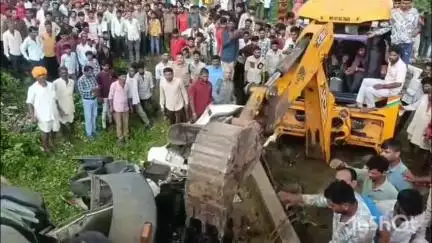 धार: ग्राम संदला सलवा के पास रेत से भरा डंपर पलटा, ड्राइवर और क्लीनर फंसे, कड़ी मशक्कत से दोनों को निकाला गया