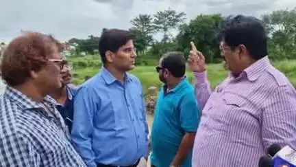 सारठ: MLA चुन्ना सिंह ने कहा- सारठ-देवघर मार्ग पर खरवा जोरिया पुल के पास जर्जर सड़क की होगी मरम्मत, NH के AE व JE थे मौजूद