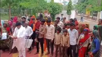 शिवपुरी नगर: पोहरी विधानसभा क्षेत्र के आदिवासियों और मोगिया समाज ने फॉरेस्ट विभाग की कलेक्टर से शिकायत की