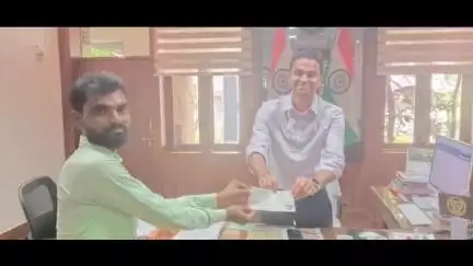 मंझनपुर: अंतरराष्ट्रीय पैरा एथलेटिक्स के लिए महेश गौतम को मिली मदद, डीएम ने मंझनपुर कलेक्ट्रेट में ₹35 हजार का चेक सौंपा