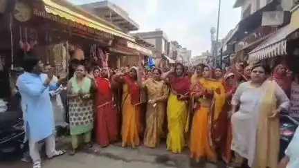 मथुरा: वृंदावन: कॉरिडोर के विरोध में बांके बिहारी मंदिर से निधिवन तक निकाली गई पदयात्रा