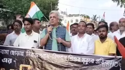 রতুয়া ২: কালীগঞ্জে বোমার আঘাতে নাবালিকার মৃত্যুর ঘটনায় মানিকচকে কংগ্রেস সাংসদের নেতৃত্বে পথে নেমে প্রতিবাদ