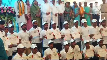 बलौदाबाज़ार: सीएम विष्णु देव साय के निर्देश पर 'हम होंगे कामयाब' के तहत 30 युवाओं को मिला ड्राइविंग लाइसेंस व प्रमाण पत्र