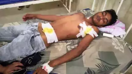 बेतिया: बसंतपुर स्कूल परिसर में इंटर के छात्र को चाकू मारकर किया घायल, जीएमसीएच में भर्ती
