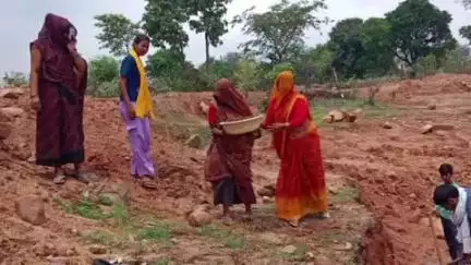 निवाड़ी: मथुरापुरा में गंगा संवर्धन अभियान के तहत जल सहेलियों ने तलैया गहरी की, जल संरक्षण का संकल्प लिया