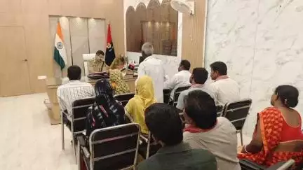 जगदीशपुर: वरीय पुलिस अधीक्षक, भागलपुर ने जनता दरबार में फरियादियों की शिकायतें सुनीं