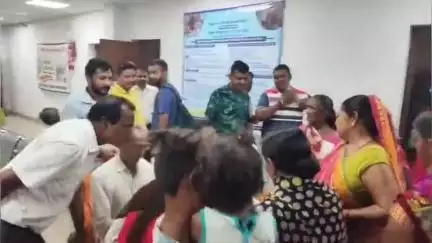 बाढ़: बाढ़ प्रखंड कार्यालय में राशन कार्ड बनवाने और नाम जुड़वाने के लिए उमड़ी भीड़
