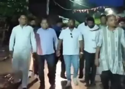 ନୂଆପଡା: ଗଞ୍ଜାମ ଜିଲ୍ଲାର ସିଙ୍ଗପୁର ଗ୍ରାମର ଲଜ୍ଜିତ ଘଟଣାରେ ବାବୁଲା ନାୟକ ଓ ବବଲୁ ନାୟକଙ୍କୁ ଭେଟିଲେ  ଅଧିକାର ମଞ୍ଚ କର୍ମକର୍ତ୍ତା