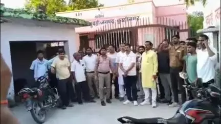 कसिया: दुदही नगर पंचायत गेट को बंद कर लोगों ने किया प्रदर्शन, ईओ को बनाया बंधक, एसडीएम के हस्तक्षेप से लोग हुए शांत