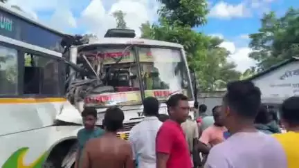 ফালাকাটা: দু'টি বেসরকারি যাত্রীবাহী বাসের মুখোমুখি সংঘর্ষ আহত কমপক্ষে ৩০ জন যাত্রী ঘটনাটি ফালাকাটা-ধুপগুড়ি সড়কে