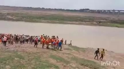 पैलानी: पैलानी डेरा मजरे में केन घाट पर बाढ़ की पूर्व तैयारियों के तहत बाढ़ मॉकड्रिल का अभ्यास किया गया