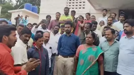 ஏற்காடு: அரசுப் பள்ளியை வேறு இடத்திற்கு மாற்ற எதிர்ப்பு ..ஏற்காட்டில் குழந்தைகளை வீட்டுக்கு அழைத்து சென்ற பெற்றோர்கள்