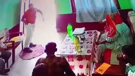 करछना: चिल्ली गांव में तालाब खाली करने के नाम पर लेखपाल द्वारा रिश्वत लेते वक्त का वीडियो सोशल मीडिया पर हुआ वायरल
