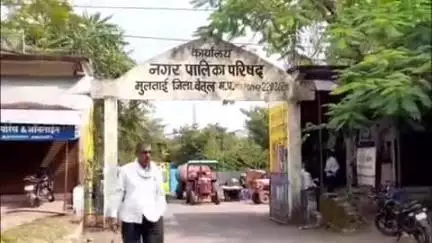 मुलताई: सड़क किनारे अतिक्रमण वाली दुकानों को हटाने के लिए नगर पालिका मुलताई का नया तरीका, जल्द कटेंगे बिजली कनेक्शन