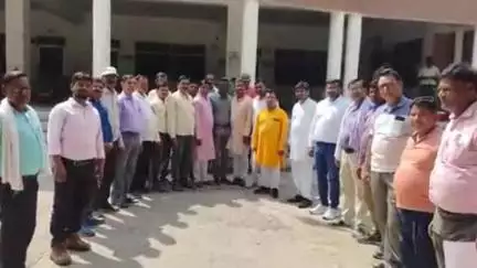 हमीरपुर: विद्यालयों के विलय के खिलाफ शिक्षकों ने मुख्यमंत्री के लिए DM को सौंपा ज्ञापन
