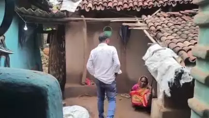 गोविंदपुर: लगातार बारिश से सुगना गांव में महिला का मिट्टी का घर क्षतिग्रस्त, मुखिया प्रतिनिधि ने लिया जायजा