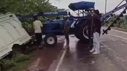बमोरी: बमोरी पराठ रोड तिराहे पर गाय को बचाने में अनियंत्रित होकर नाली में उतरा पिकअप वाहन