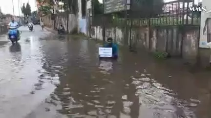 वर्धा: बोरगाव महावितरण कार्यालया जवळ साचून असलेल्या पाण्यात एम आय एम से जिल्हाध्यक्ष यांचे जलसमाधी आंदोलन