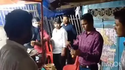 पाकुड़: बासी खाना खिलाने पर नगर थाना क्षेत्र में खाद्य सुरक्षा टीम ने एक ठेले की जांच की