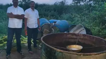 शिरूर: कवठे येमाई येथे गावठी हातभट्टी दारू अड्ड्यावर पोलिसांचा छापा; सुमारे लाख रुपयांचा मुद्देमाल जप्त..