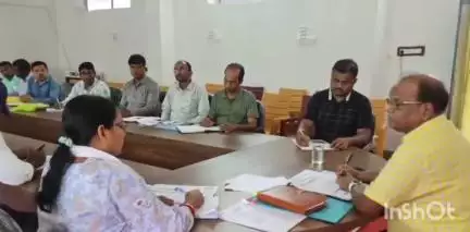 रानीश्वर: रानीश्वर प्रखंड कार्यालय में बीडीओ ने मनरेगा योजनाओं की समीक्षा बैठक की
