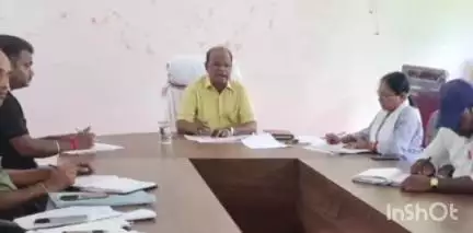 रानीश्वर: रानीश्वर प्रखंड कार्यालय में वीडीओ ने मनरेगाकर्मियों के साथ आम बागवानी योजनाओं की समीक्षा की