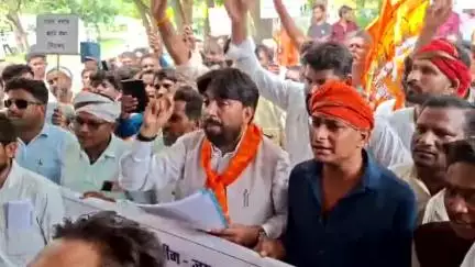 दमोह: पुलिस अधीक्षक कार्यालय पहुंचकर सम्राट अशोक क्रांति सेना ने महिला उत्पीड़न मामले में कार्रवाई की मांग की